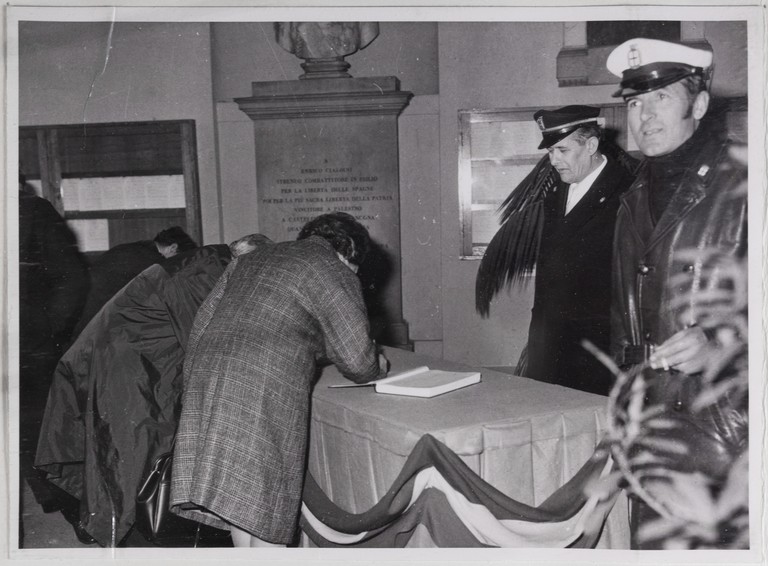 Gattatico-Reggio Emilia, 27-30 marzo 1970, Funerali di Alcide Cervi, firma del libro delle presenze